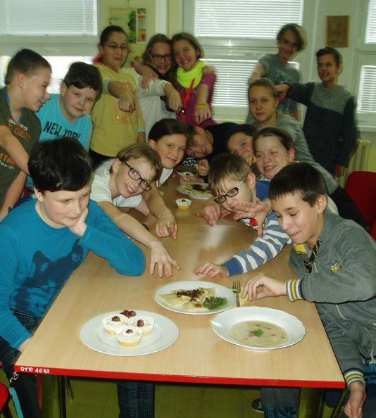 Žáci při přípravě a ochutnávce pokrmů ve školní kuchyňce (Slavkovský zpravodaj, 3/2016)