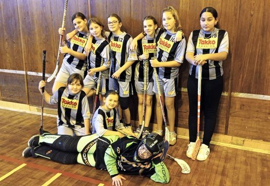 Taneční (mažoretkové) družstvo dívek ve sportovních dresech (Slavkovský zpravodaj, 2/2024)