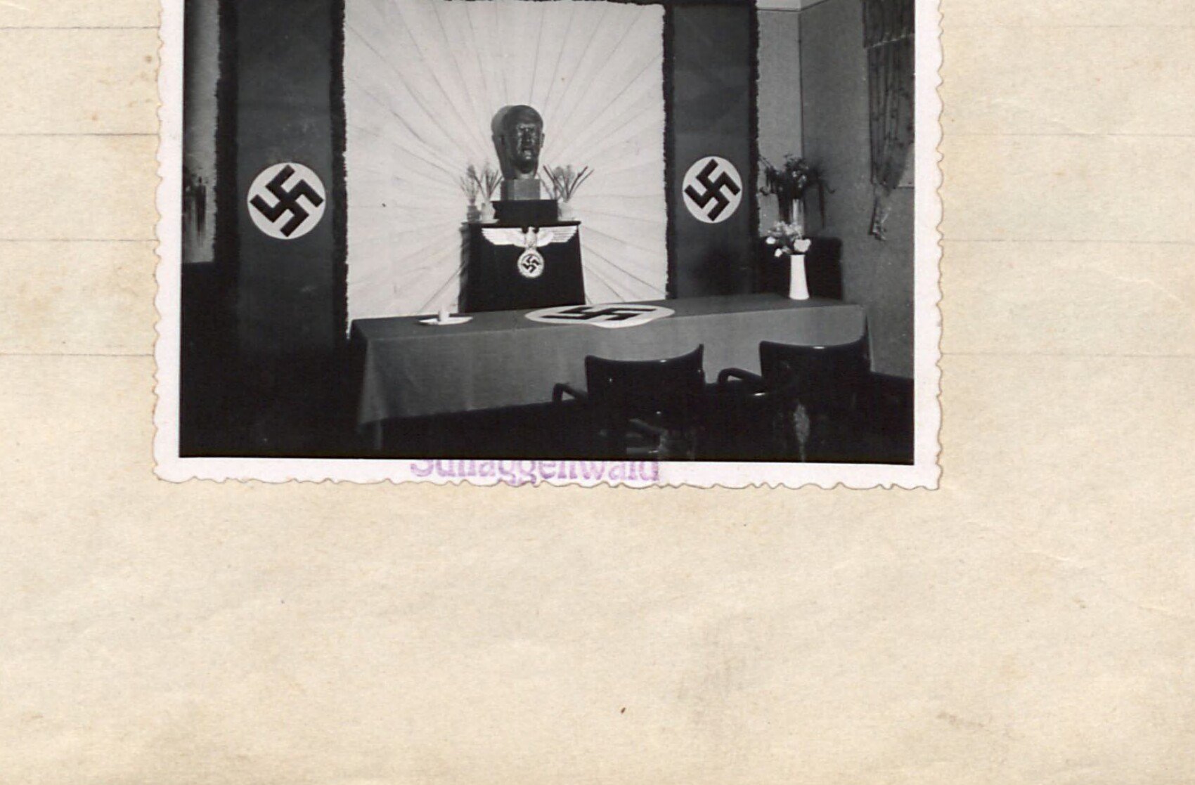 „Standesamt 1941" — vyzdobená místnost matričního úřadu s nacistickými prapory (hákové kříže) a bustou (A. Hitlera), stůl se státním znakem