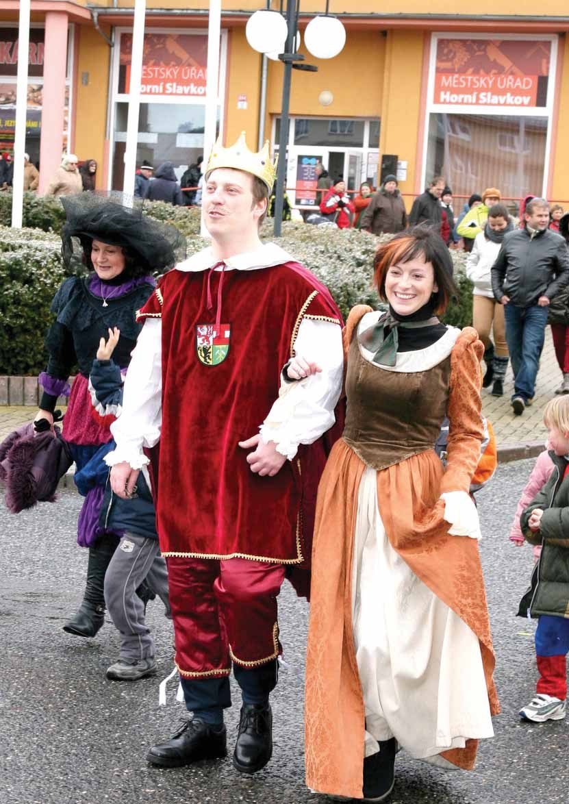 Slavkovský masopust — král a královna masopustu v průvodu na náměstí (Slavkovský zpravodaj, 3/2013)
