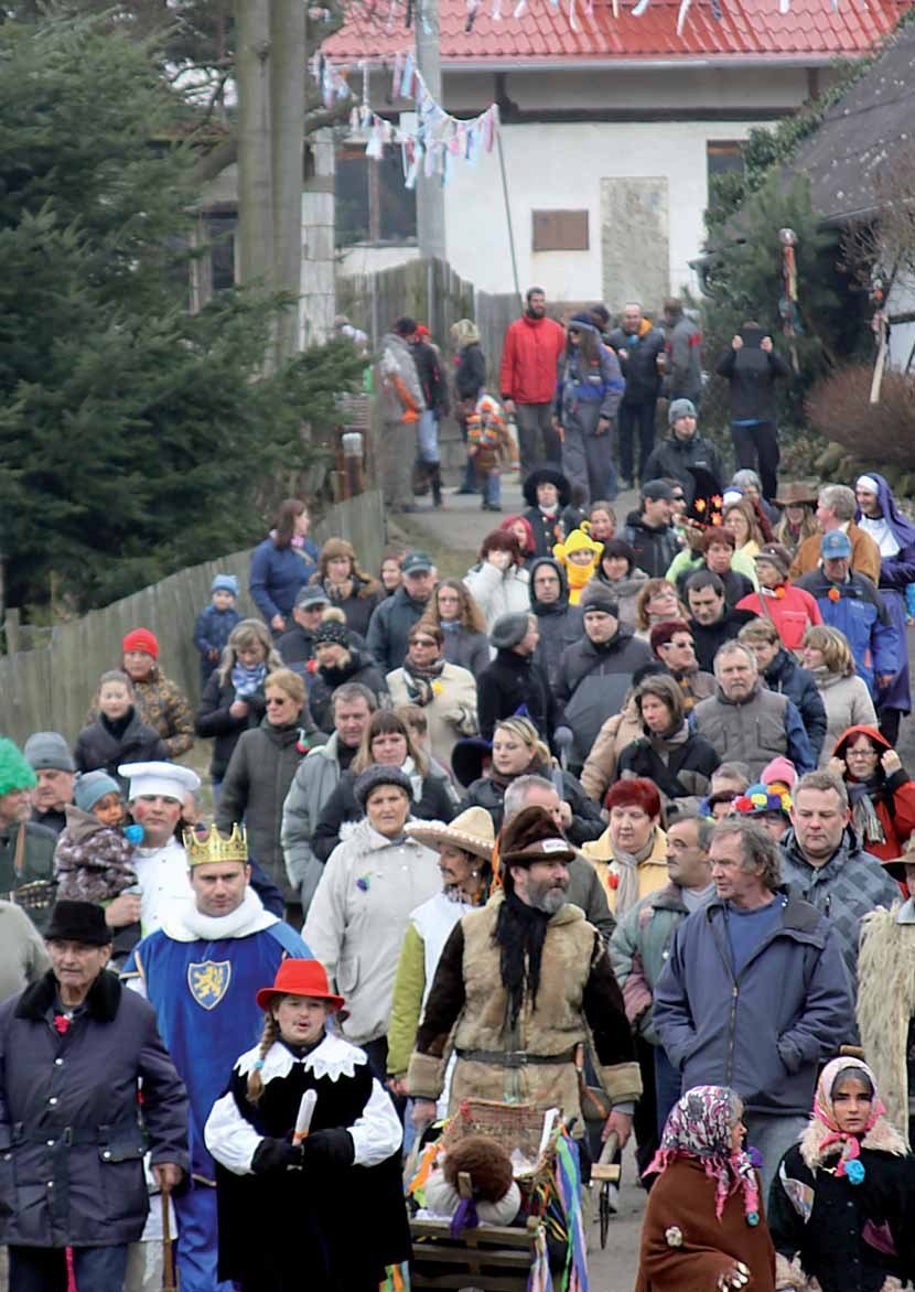 Masopustní průvod maškar vesnicí Ležnice (Slavkovský zpravodaj, 4/2014)