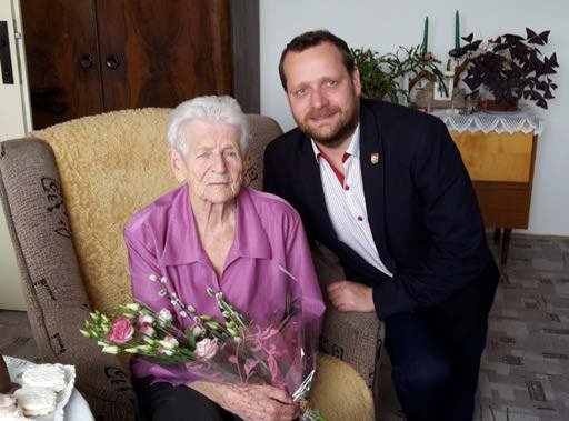 Starosta gratuluje paní Anně Nádeníčkové k 90. narozeninám (Slavkovský zpravodaj, 6/2017)
