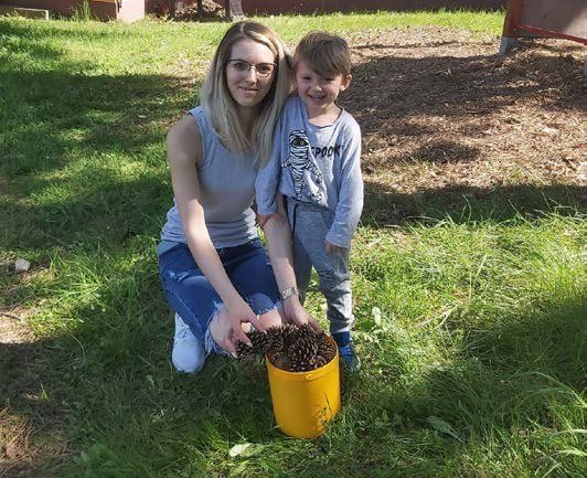 Mladí lidé sázejí strom (Slavkovský zpravodaj, 6/2022)