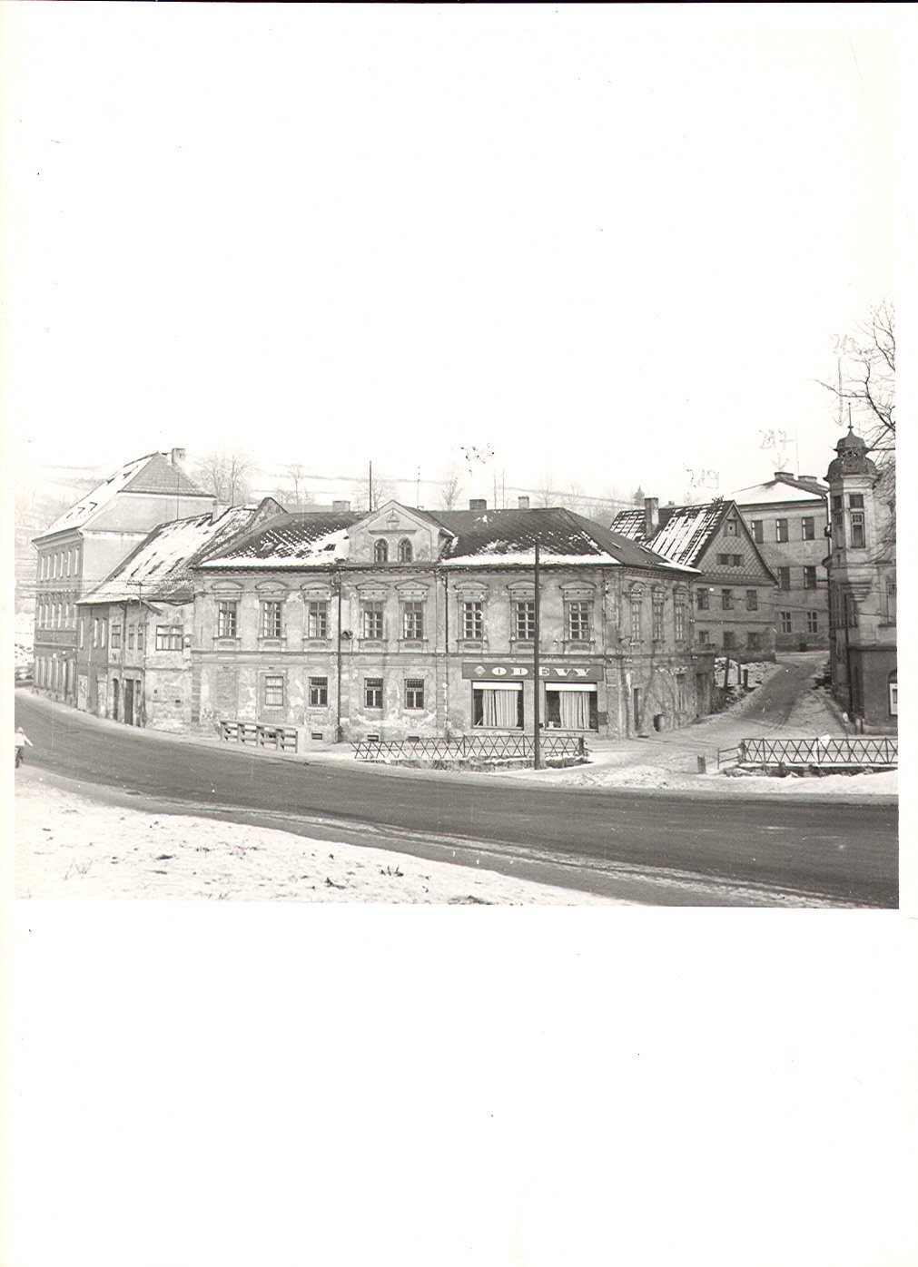 uprostřed dům č.p. 226