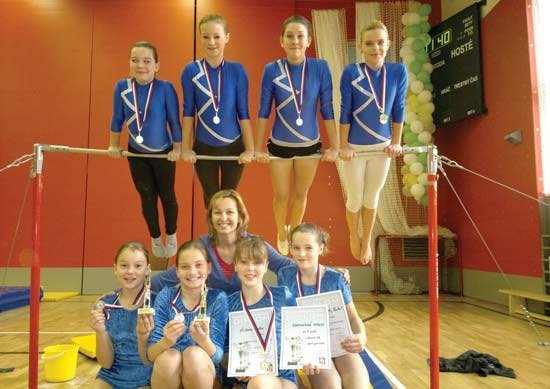 Družstvo mladých sportovkyň s diplomem z okresní soutěže (Slavkovský zpravodaj, 5/2012)