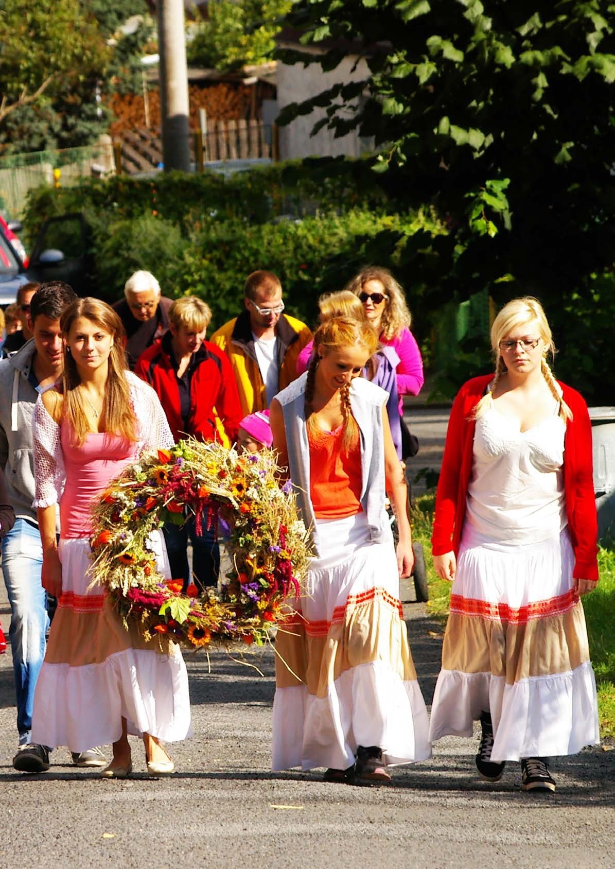 Účastníci v krojích s obilnou vázankou na Ležnických biodožínkách (Slavkovský zpravodaj, 10/2015)