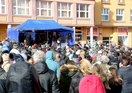 Setkání občanů s prezidentem republiky na náměstí Republiky (Slavkovský zpravodaj, 4/2017)