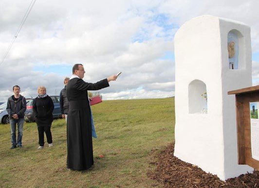 Vysvěcení zrekonstruovaných Božích muk farářem (Slavkovský zpravodaj, 12/2023)