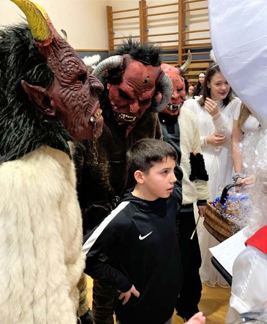 Účastníci masopustního průvodu v kostýmech (Slavkovský zpravodaj, 2/2023)