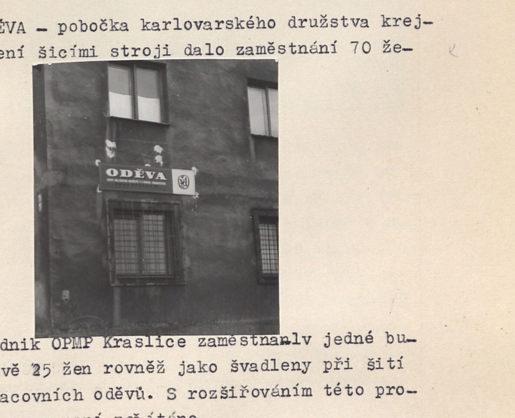 Budova na Kounici s nápisem "ODĚVA" na štítu - pobočka karlovarského krejčovského družstva.