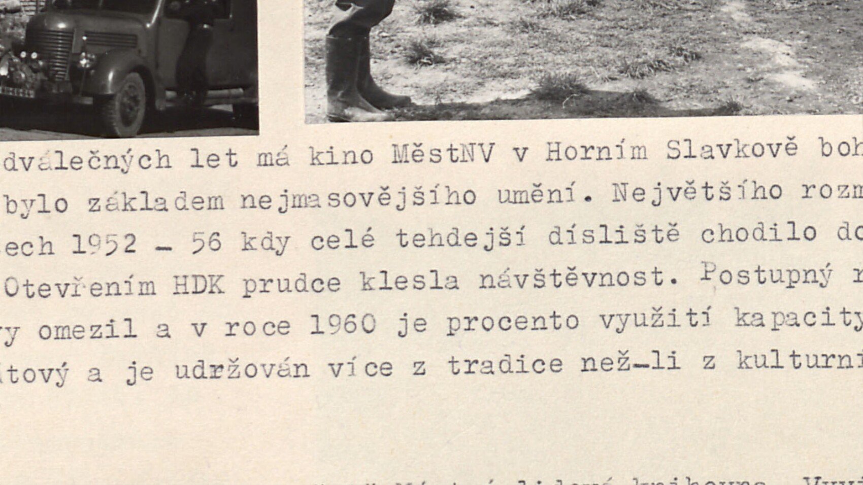 Požárníci v uniformách stojící v řadě (nástup sboru).