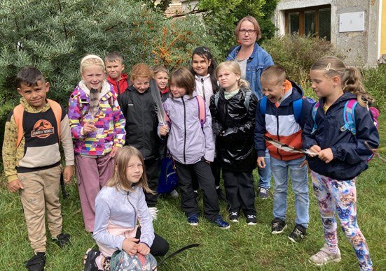 Děti s doprovodem na školním výletě (Slavkovský zpravodaj, 10/2025)