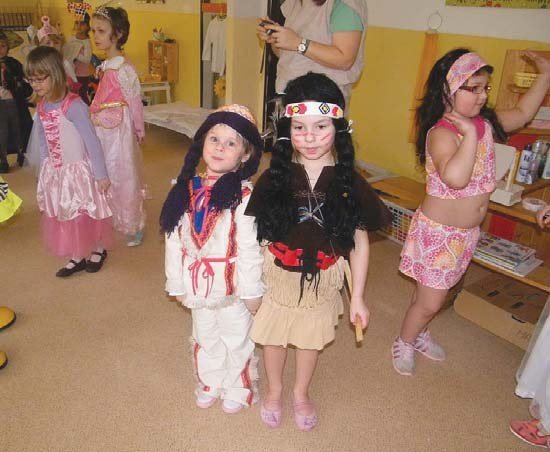 Děti v maskách na maškarním reji (Slavkovský zpravodaj, 5/2012)