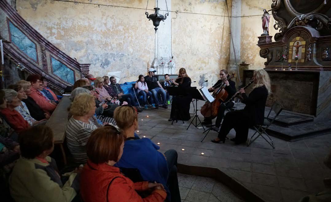 Diváci na koncertě v kostele při Noci kostelů (Slavkovský zpravodaj, 7/2020)