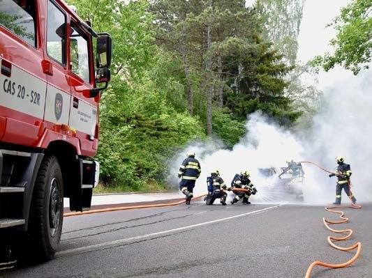 Slavkovští hasiči při zásahu u požáru (Slavkovský zpravodaj, 7/2017)