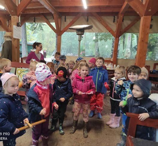 Děti při akci pod přístřeškem (Slavkovský zpravodaj, 11/2021)