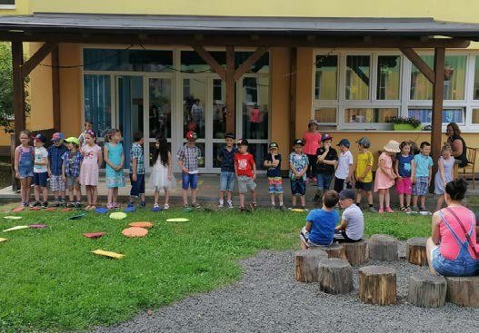 Loučení s předškoláky – děti před budovou mateřské školy (Slavkovský zpravodaj, 7/2021)