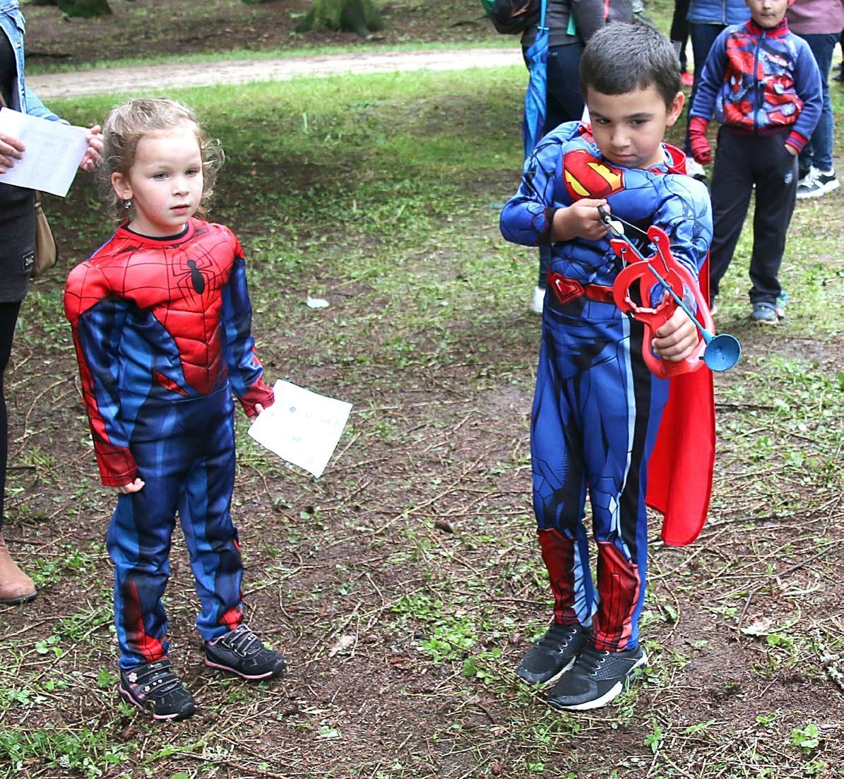 Děti v kostýmech superhrdinů na Dětském dni superhrdinů (Slavkovský zpravodaj, 7/2021)