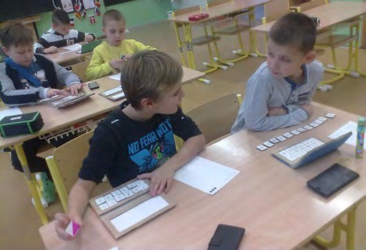 Děti hrají šachy na soustředění (Slavkovský zpravodaj, 7/2018)