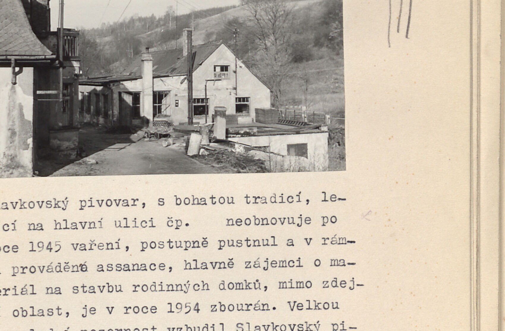 Slavkovský pivovar - komplex budov v údolí (později opuštěný, zbořený r. 1954); pohled na nádvoří a budovy.