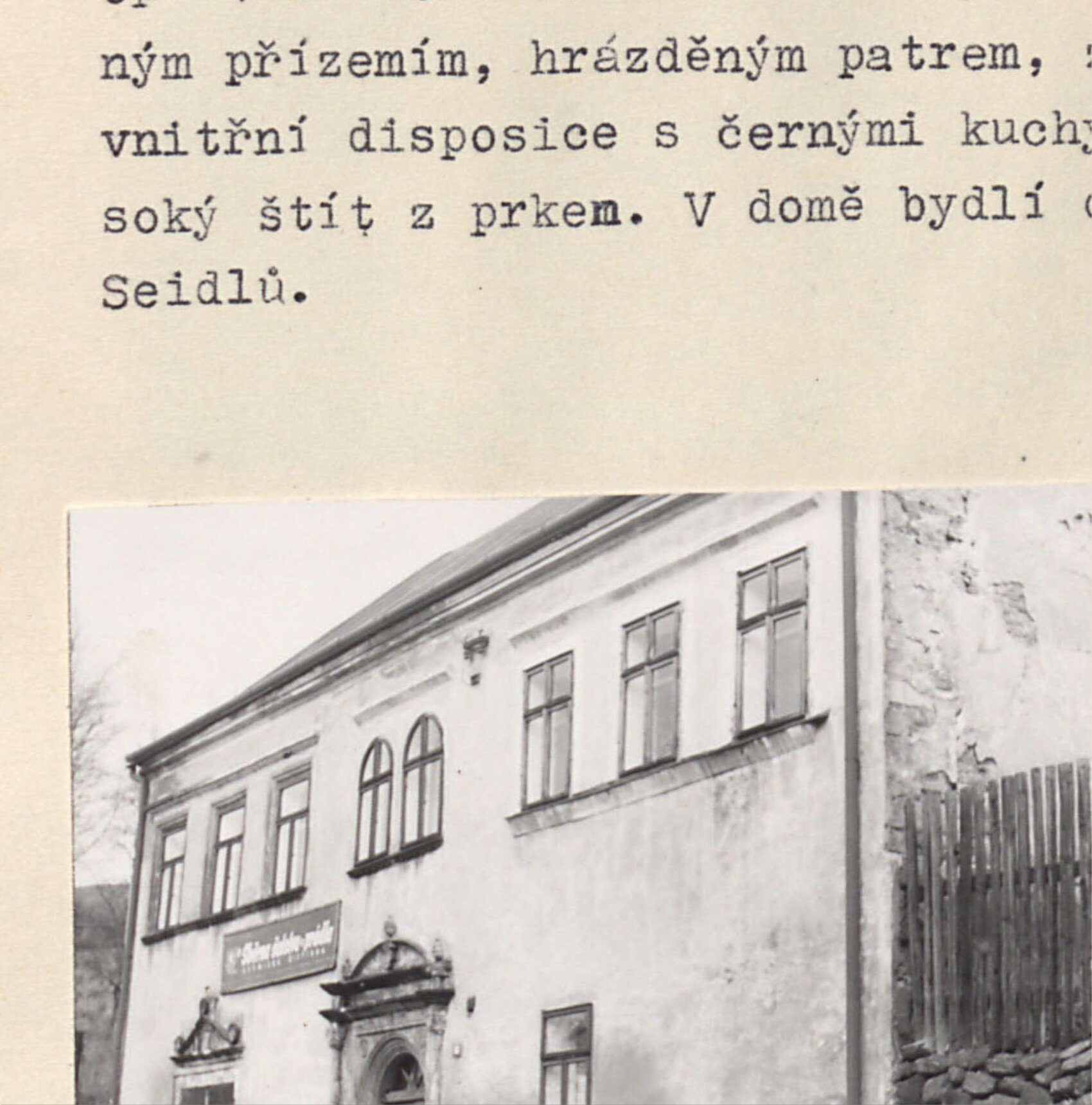 Renesanční portál s dvojkřídlými dřevěnými dveřmi (čp. 44)