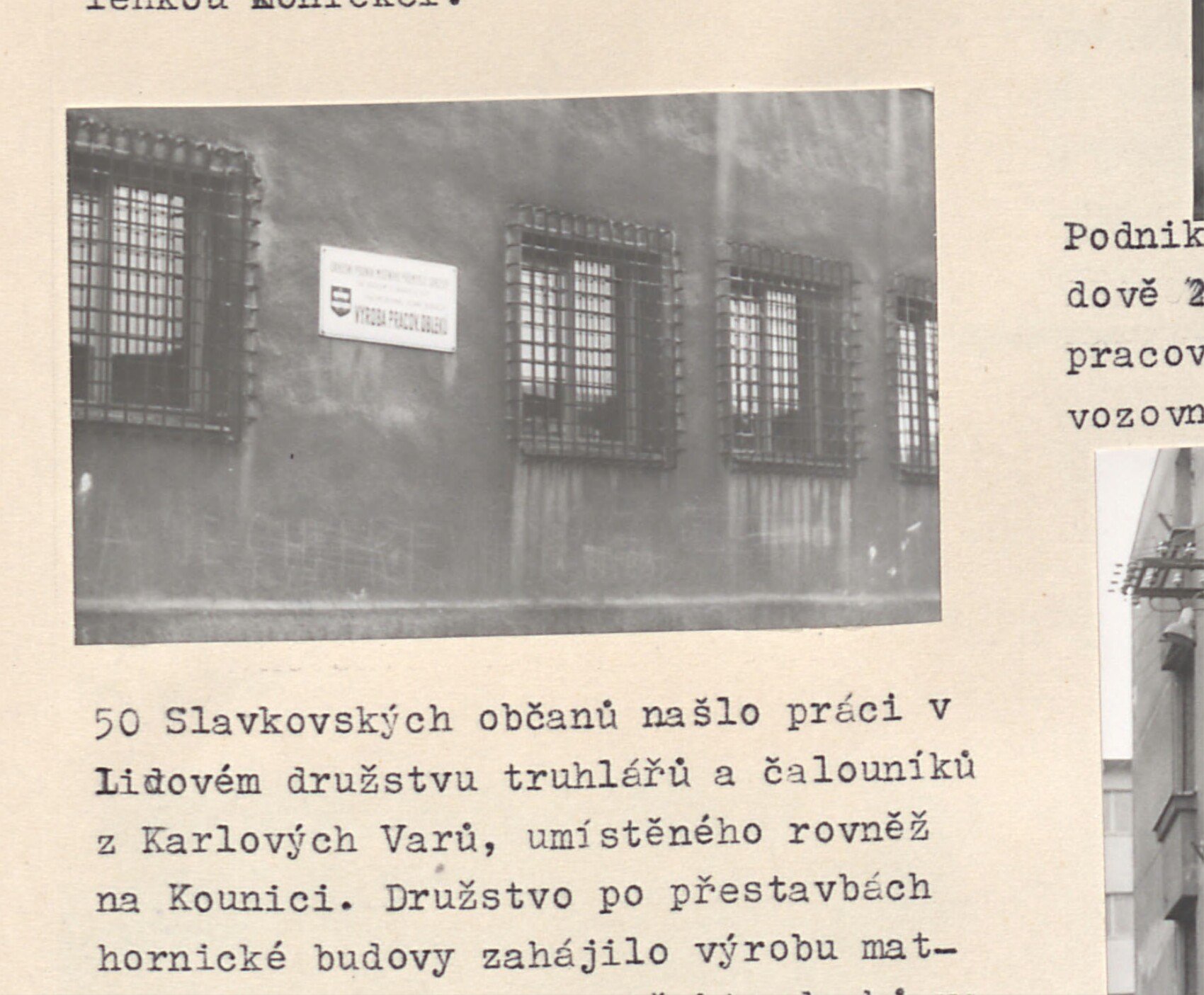 Budova se zamřížovanými okny a cedulí "Výroba pracovních oděvů" (podnik OPMP Kraslice).