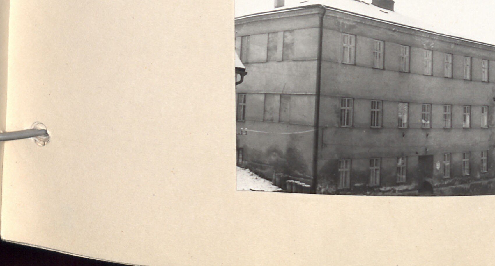 Moderní hranolová třípatrová školní budova (škola pod nádražím / na sídlišti).