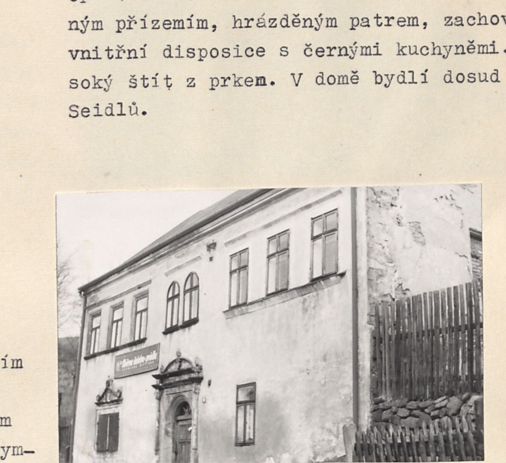 Čp. 44 — fasáda domu s renesančním portálem a článkovou výzdobou