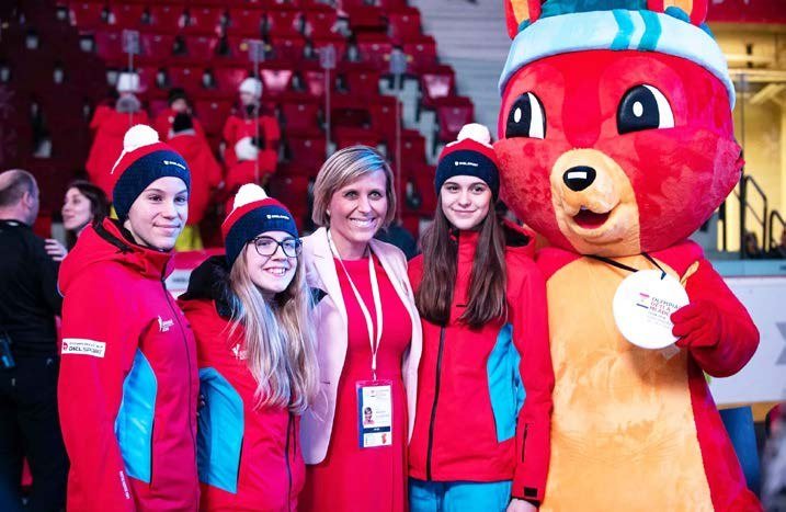 Sportovní skupina s maskotem (Slavkovský zpravodaj, 3/2020)