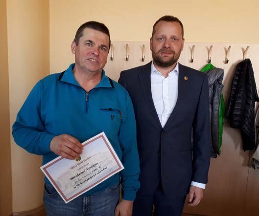 Starosta města předává poděkování dárci krve (Slavkovský zpravodaj, 6/2019)