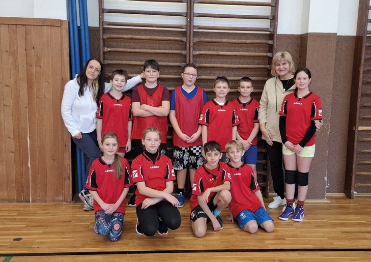Družstvo žáků v dresech po sportovním turnaji (Slavkovský zpravodaj, 2/2025)