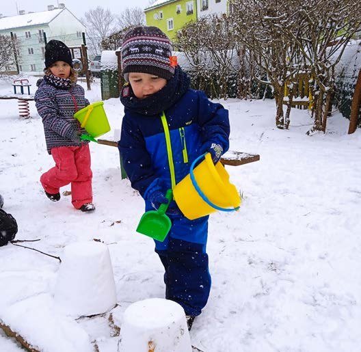 Děti ze školní družiny si užívají zimních radovánek na sněhu (Slavkovský zpravodaj, 3/2022)