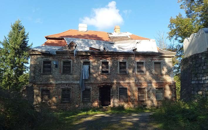 Budova bývalého děkanství (fary) u kostela sv. Jiří před plánovanou opravou (Slavkovský zpravodaj, 1/2021)