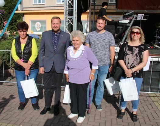 Předání cen vítězům soutěže na pódiu slavností (Slavkovský zpravodaj, 10/2020)