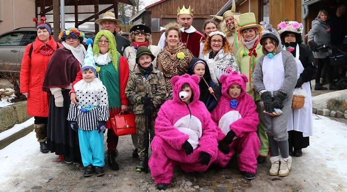 Děti v maskách na masopustním reji (Slavkovský zpravodaj, 3/2023)