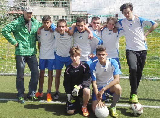 Skupina mladých sportovců na hřišti (Slavkovský zpravodaj, 6/2015)