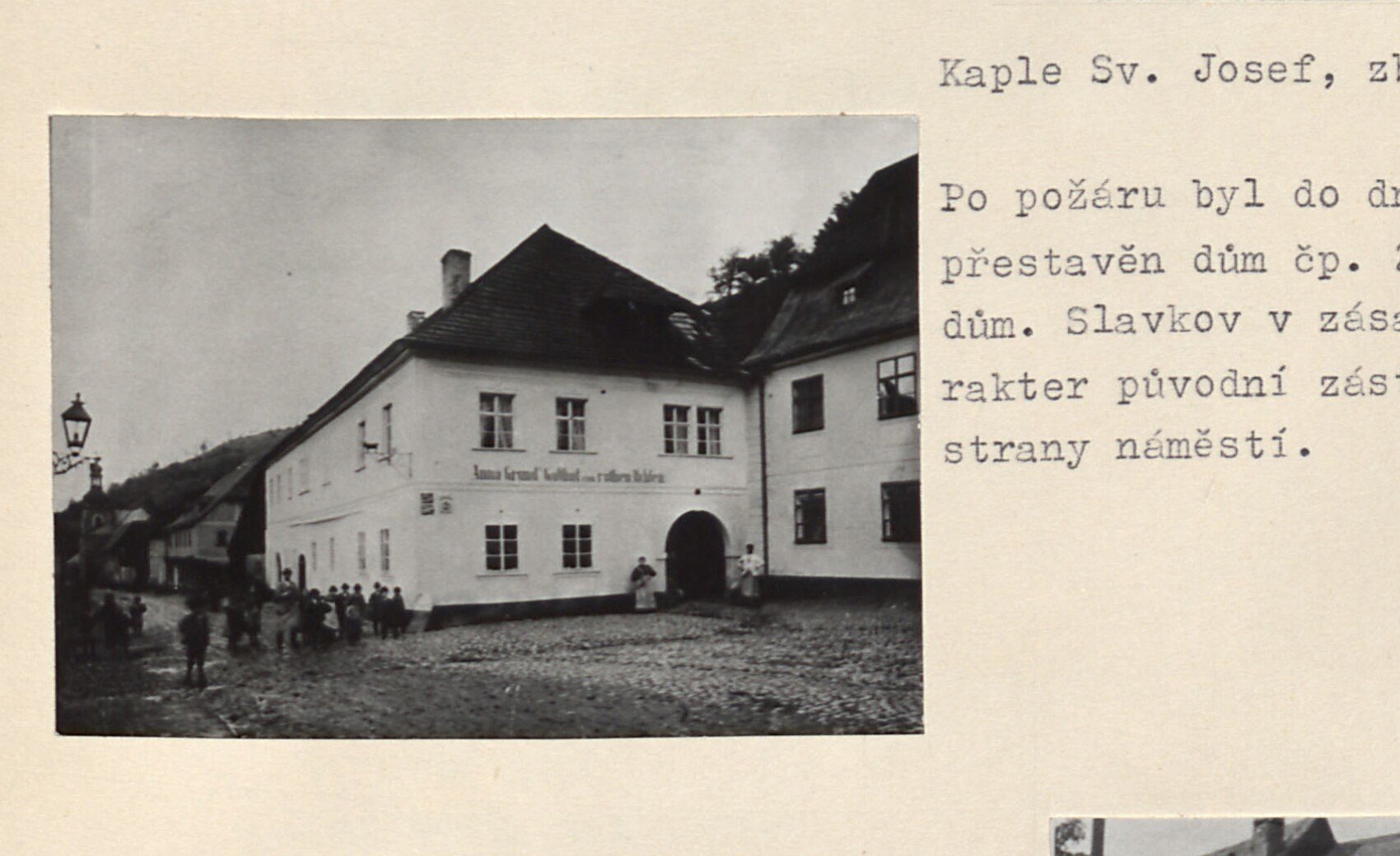 Hornický dům čp. 25 — celkový pohled na patrový dům na náměstí s lidmi