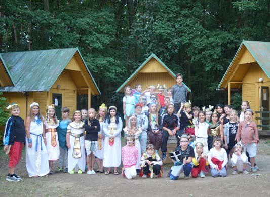 Skupinové foto dětí na letním táboře (Slavkovský zpravodaj, 9/2017)