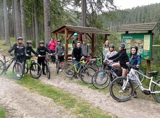 Žáci na cyklovýletě v okolí města (Slavkovský zpravodaj, 7/2023)