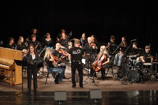Orchestr ZUŠ band při koncertu (Slavkovský zpravodaj, 10/2025)
