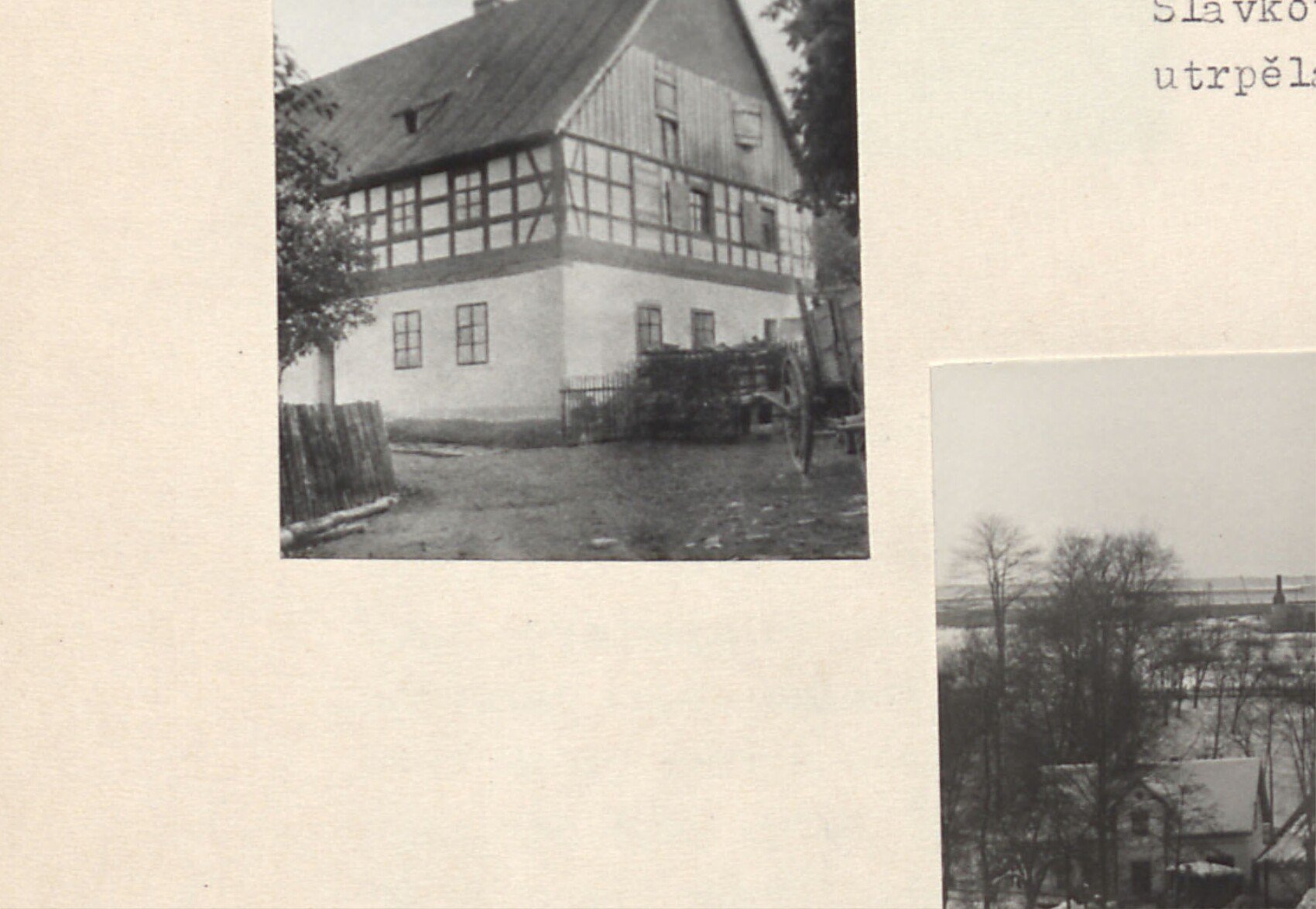 Hrázděný (roubeno-zděný) selský dvůr s podstávkou a vysokou sedlovou střechou — typická vesnická architektura Ležnice