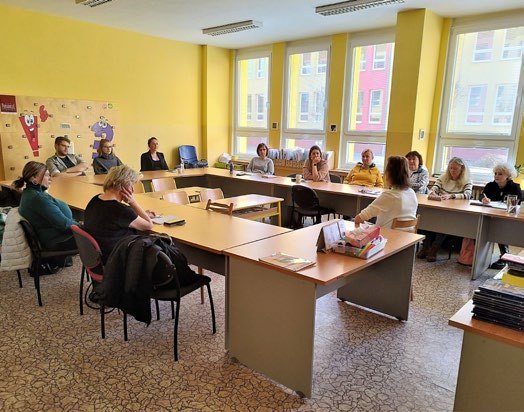 Setkání pedagogů a asistentů ve školní třídě (Slavkovský zpravodaj, 5/2023)