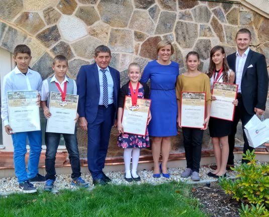 Ocenění žáci s diplomy a představiteli města (Slavkovský zpravodaj, 11/2017)
