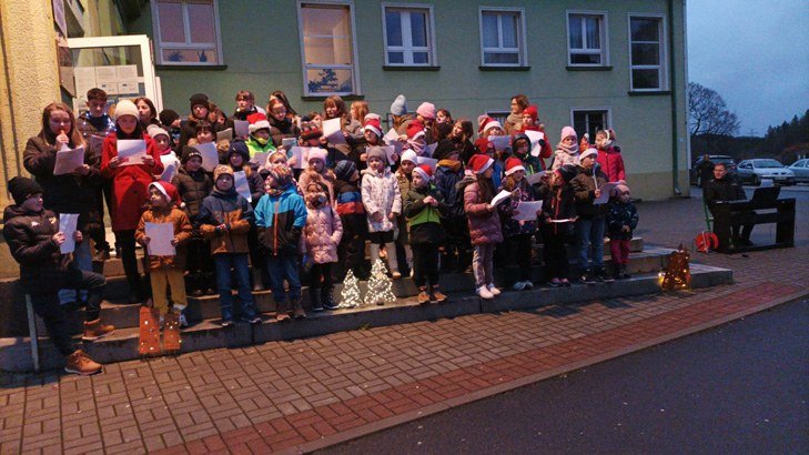 Společné vánoční zpívání dětí před školou (Slavkovský zpravodaj, 2/2025)