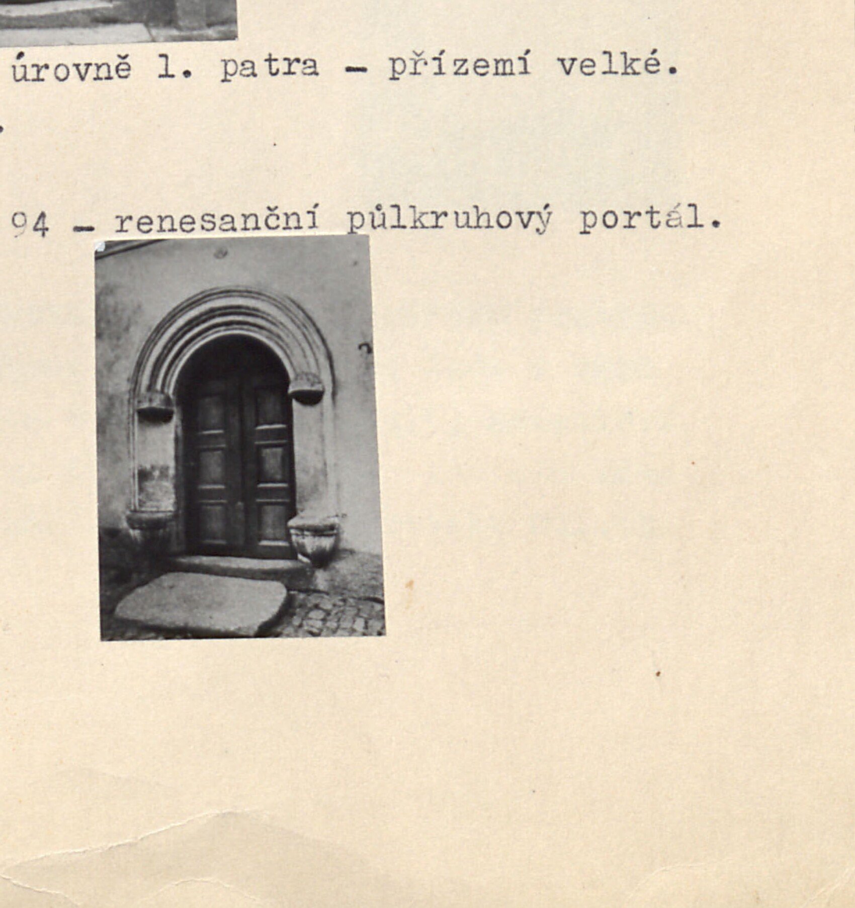 Čp. 94 — renesanční půlkruhový portál s dřevěnými dveřmi