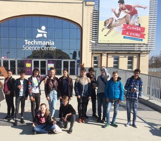 Žáci na exkurzi před science centrem Techmania (Slavkovský zpravodaj, 6/2019)