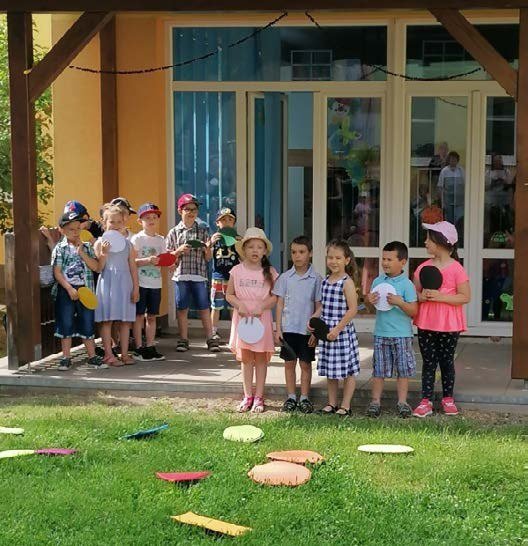 Děti mateřské školy při venkovní akci (Slavkovský zpravodaj, 7/2021)