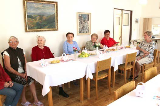 Oslava Dne matek se seniorkami v domě s pečovatelskou službou (Slavkovský zpravodaj, 7/2022)