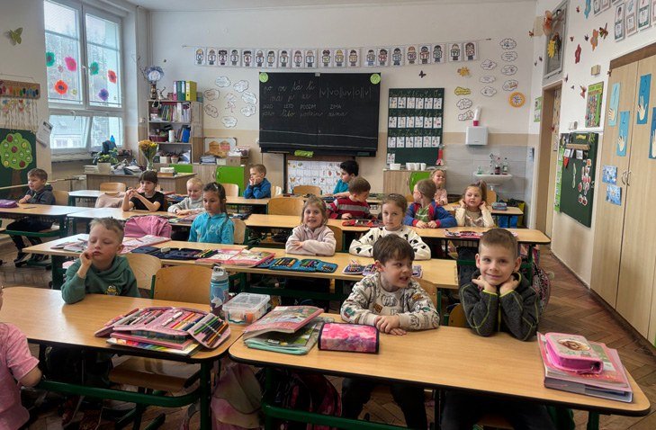 Žáci ve školní třídě (Slavkovský zpravodaj, 4/2025)