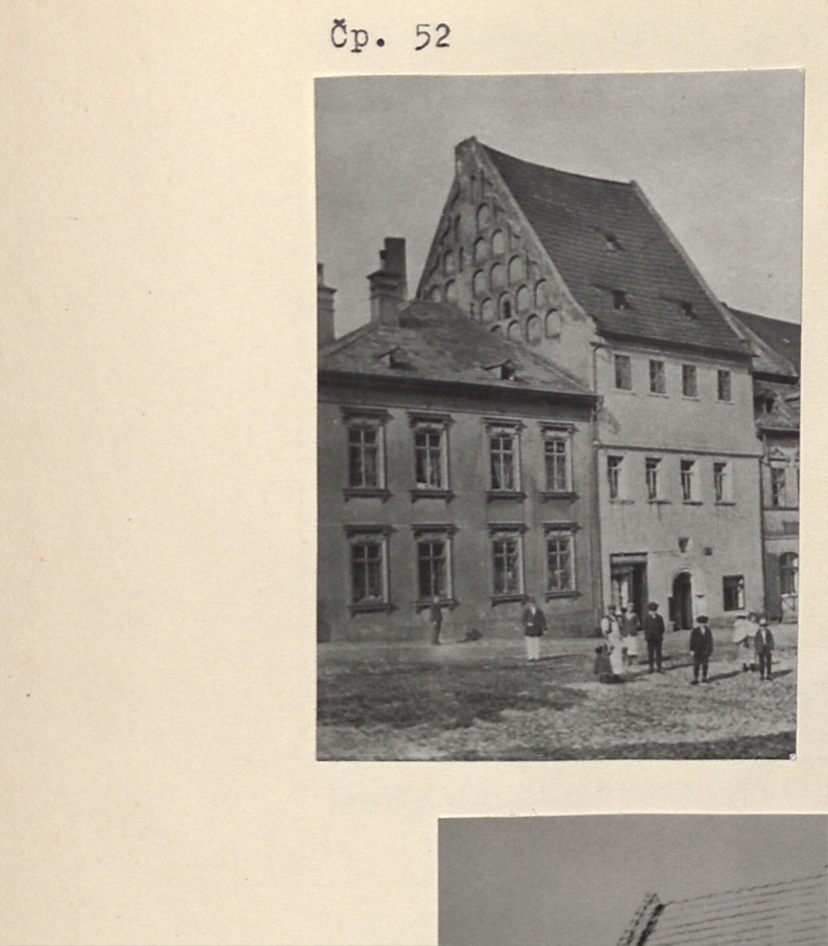 Čp. 52 — fasáda domu na náměstí s vysokým štítem